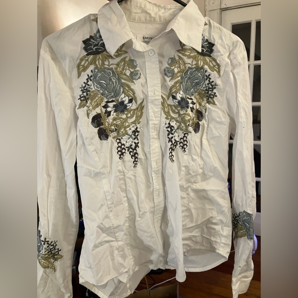 Kaelyn Mac floral embroidered blouse